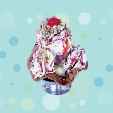 Beijo Frio - CESTINHA <br/> 2 Bolas de sorvete, caldas de chocolate, morango e caramelo, castanha, chantilly e cereja.
