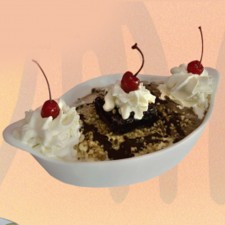 Beijo Frio - BEIJO FRIO PREMIUM <br/> Equivalente a 3 bolas de sorvete pistache premium coberto com chantilly, castanhas, fios de stracciatella meio amargo, cereja e 1 palha italiana.