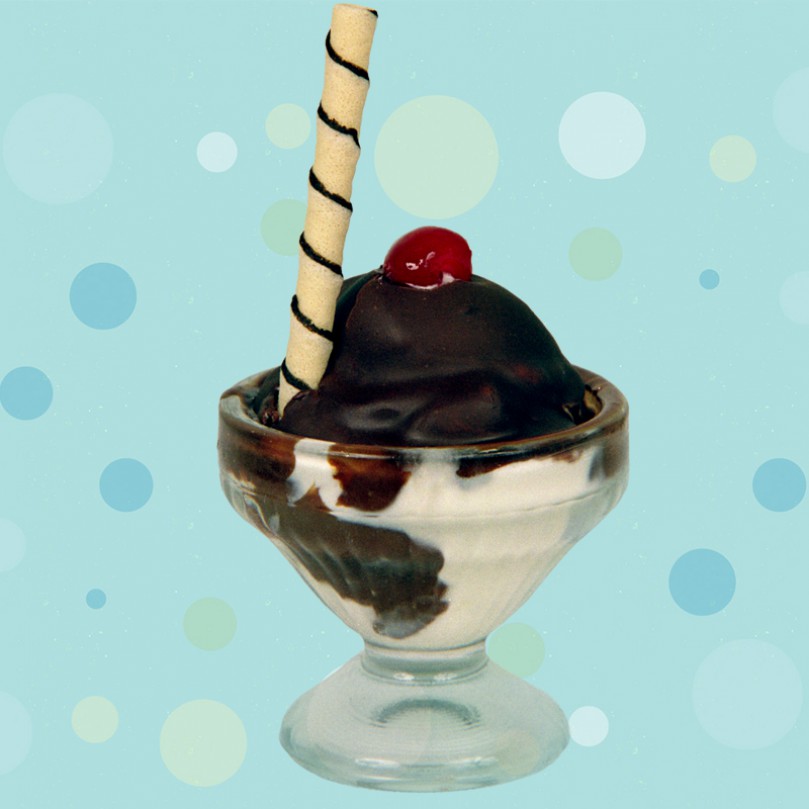 Beijo Frio - CAPOTE <br/> 1 bola de sorvete com cobertura de chocolate quente, biscoito e cereja.