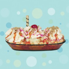 Beijo Frio - TUTI-FRUTI <br/> 3 bolas de sorvete, salada de fruta, chantily, caldas de morango e caramelo, castanha, biscoito e cereja.