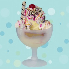 Beijo Frio - COPA MELBA Beijo Frio - COPA MELBA <br/> 2 bolas de sorvete, pêssego em calda, chantily, caldas de chocolate, caramelo e morango, castanha, biscoite e cereja.