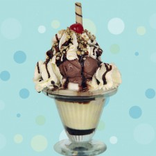 Beijo Frio - SUNDAE CHOCOLATE <br/> 3 bolas de sorvete, chantily, calda de morango, castanha, biscoito e cereja.
