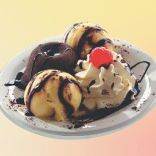 Beijo Frio - PETIT GATEAU <br/> 2 Bolas de sorvete, bolinho de chocolate cremoso, chantilly e cereja.